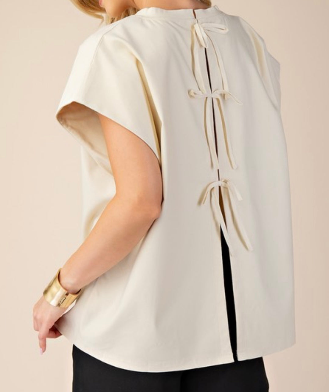 Blouse with bows on the back